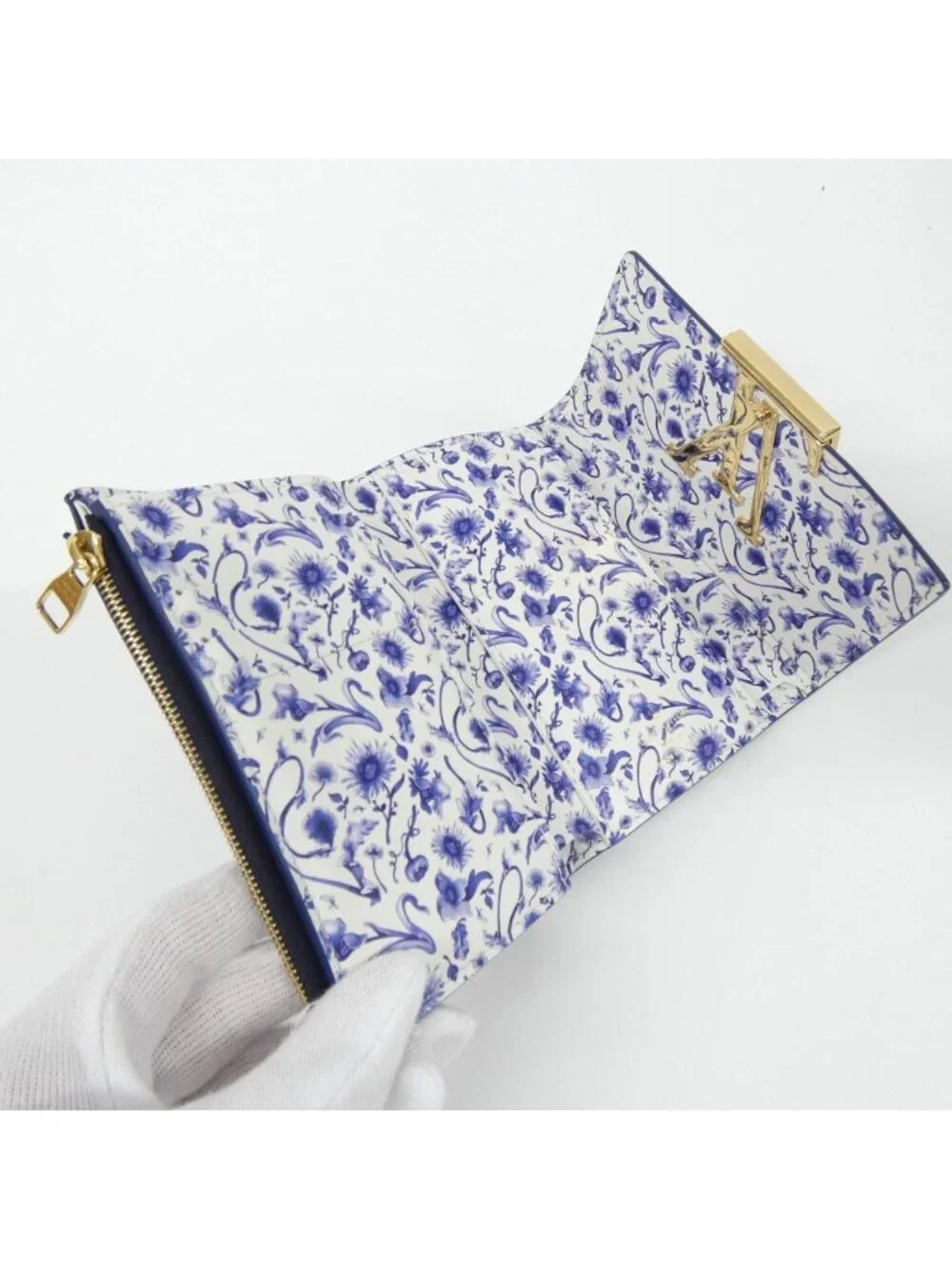 Louis Vuitton Taurillon Portefeuille Capucines Compact Wallet